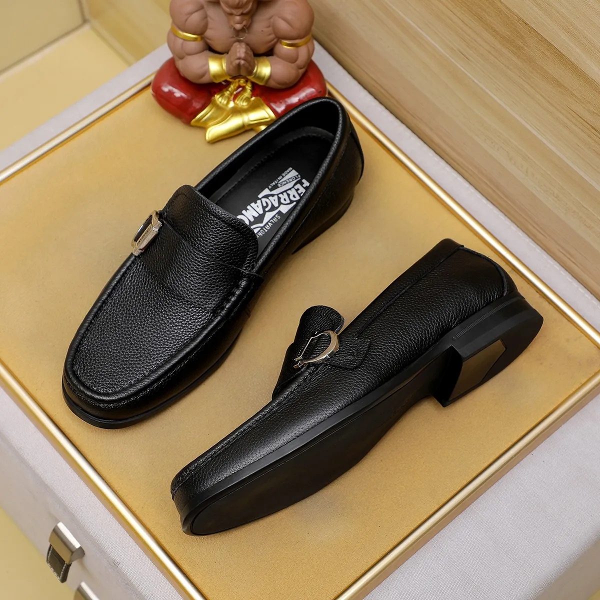 Men's shoes 💰460 🔥 Ferragamo new men's casual slip-on shoes 🇨🇳 Official website original 1:1 mold, original quality 💯 fine workmanship, high-end luxury ☘ The upper is made of imported Italian first-layer cowhide 🌴 Luxurious water dyeing 🐂 Leather lining 🍓 Rubber wear-resistant and non-slip outsole, breathable and comfortable to wear 🍍 The first choice for high-taste men, color optional! Code number 38-44 (45.46. Customized)